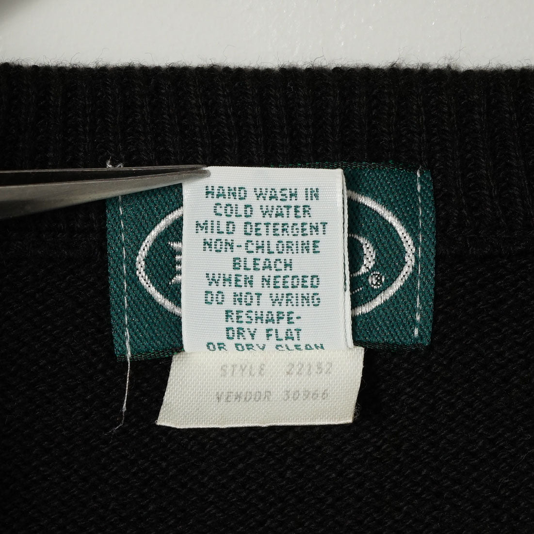 Izod Egyptian Cotton V-Neck Sweater / Late '90s-Early '00s (Made in USA)