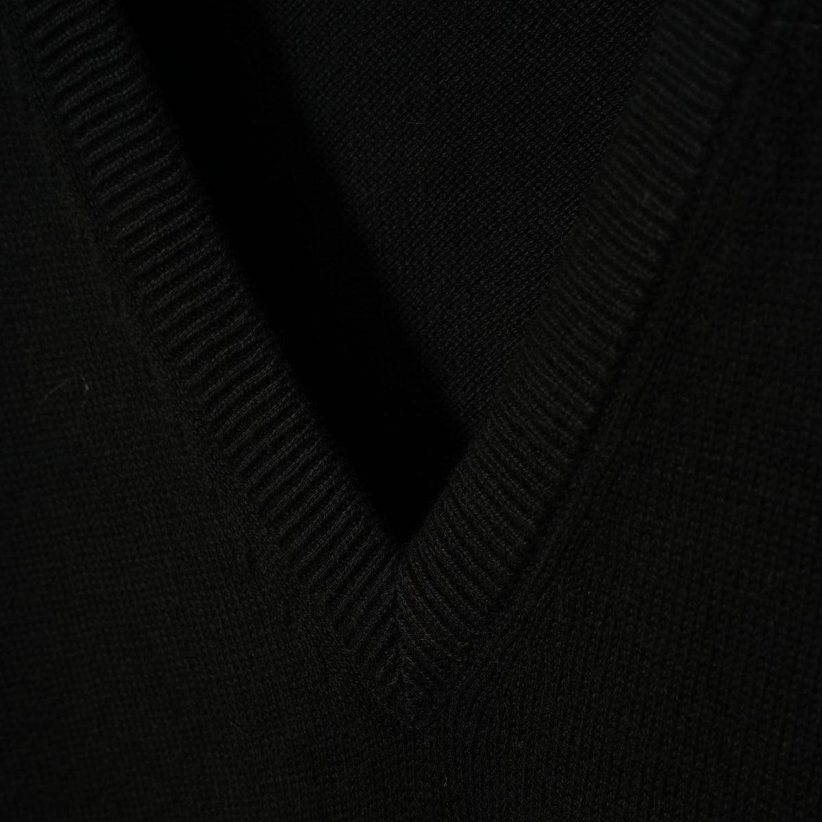 Izod Egyptian Cotton V-Neck Sweater / Late '90s-Early '00s (Made in USA)